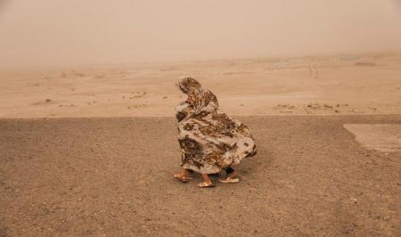 تصویر دیدنی از یک مادر بلوچ در طوفان+عکس