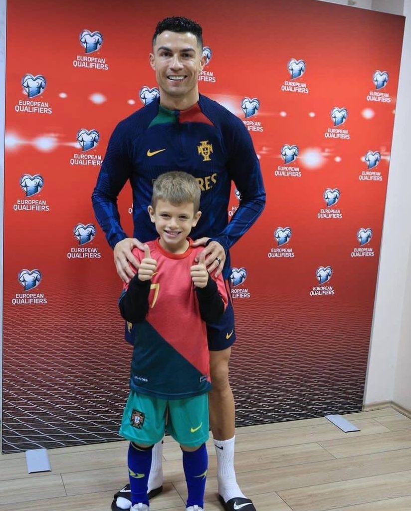 عکس| ذوق‌زدگی پسر کاپیتان تیم رقیب از دیدن رونالدو » اصفهان امروز آنلاین