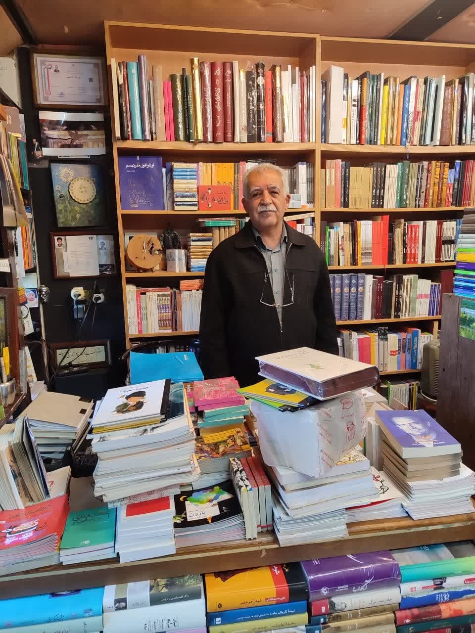حسین صمصام شریعت در کتابفروشی خودش، کمند