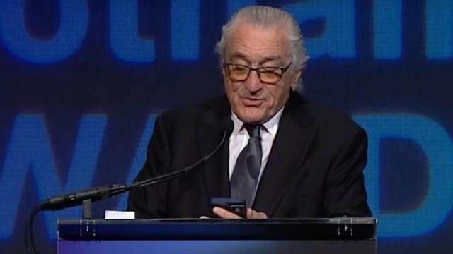 «رابرت دنیرو» اپل را به سانسور سخنرانی‌اش در مراسم جوایز گاتهام ۲۰۲۳ متهم کرد