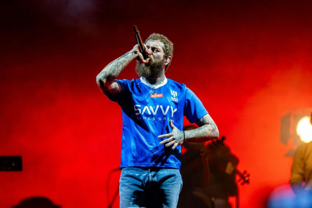 عکس| خواننده معروف با پیراهن نیمار روی استیج » اصفهانیا