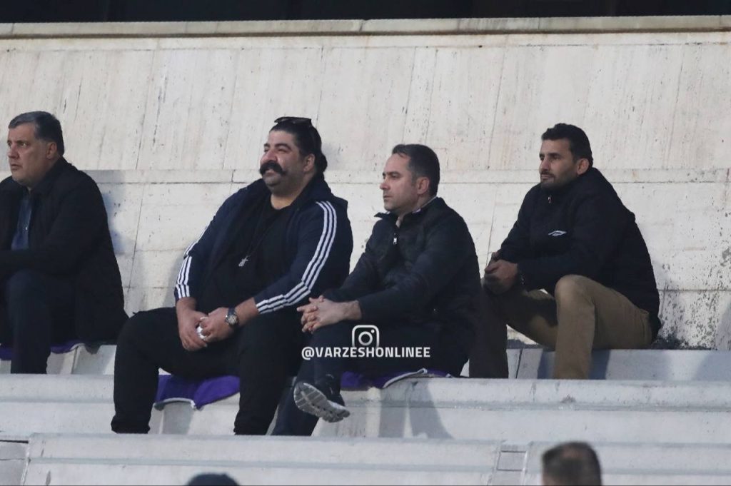 عکس‌| خواننده استقلالی تماشاگر بازی بزرگ هفته » اصفهانیا