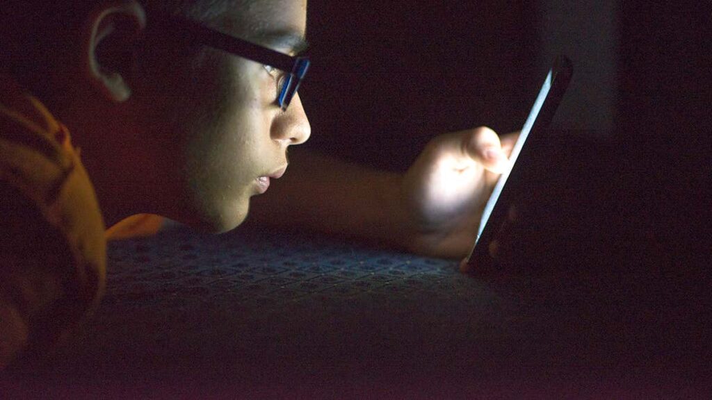 منفعت گیری طویل‌زمان از نمایشگرها به مغز کودکان صدمه می‌رساند