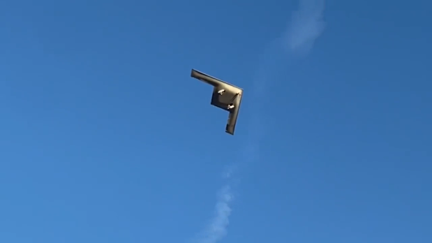 ویدیو اولین پرواز رسمی بمب افکن پنهانکار B-21 Raider