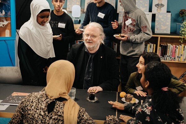 برنده نوبل ادبیات جایزه اش را دریافت کرد » اصفهانیا 7 برنده نوبل ادبیات جایزه اش را دریافت کرد