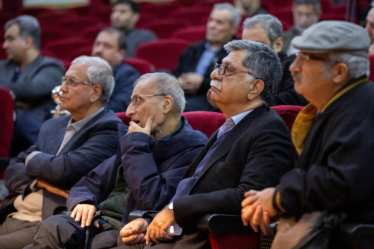 مهم‌ترین آرزوی معتمدنژاد شکل‌گیری چیزی به اسم علم ارتباط، خانواده ارتباطات و منظومه ارتباطات بود تا بتواند به حل و فصل مسائل ایران کمک کند