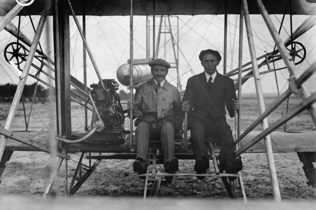 برادران رایت اولین پرواز را با هواپیما انجام دادند