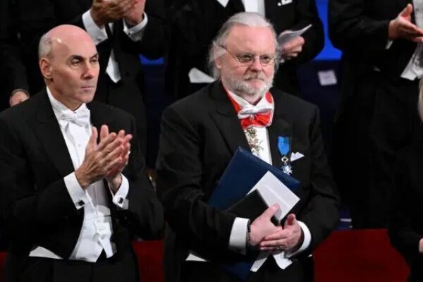 برنده نوبل ادبیات جایزه اش را دریافت کرد » اصفهانیا