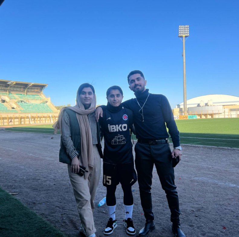 عکس‌| اتفاق اختصاصی در لیگ زنان؛ برادری که به تماشای فوتبال خواهر رفت!