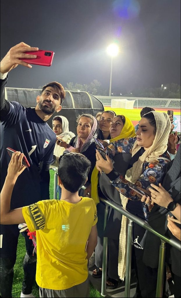 عکس| سلفی بیرانوند با زنان هوادار تیم ملی » اصفهانیا