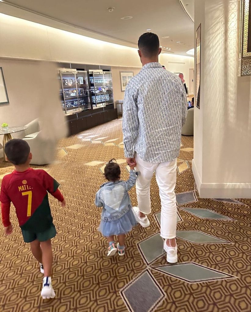 عکس‌| قدم زدن بامزه کریستیانو رونالدو با دختر و پسر کوچکش » اصفهانیا