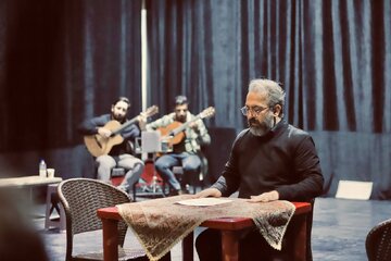 بابک صحرایی، نمایش «مرگ با طعم نسکافه» را روی صحنه می‌برد » اصفهانیا