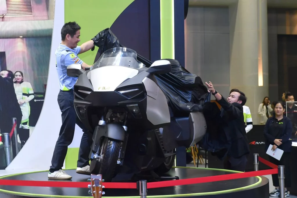 بزرگ‌ترین موتورسیکلت برقی دنیا با برد ۷۲۰ کیلومتر معرفی شد + ویدیو