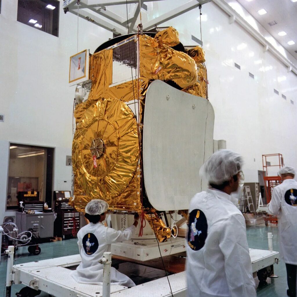 هند اولین ماهواره چند منظوره خود، INSAT-1 را پرتاب کرد