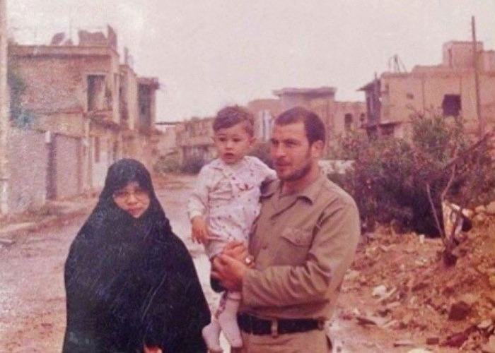 محمد باقر قالیباف در کنار همسر و فرزندش