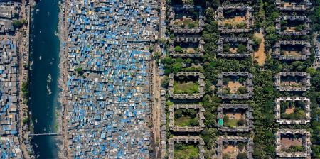 تصویری از قیاس‌ محله‌ ثروتمندان و فقرا در بمبئی هند_اصفهانیا