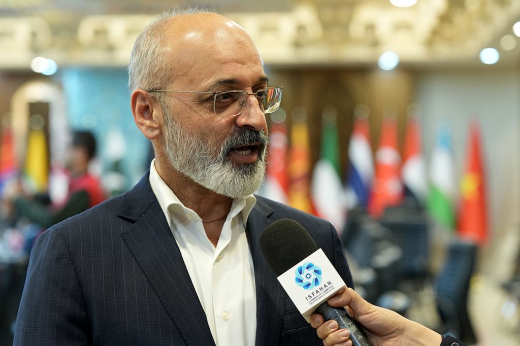 گفتگو راهی متمدنانه برای حل مشکلات است