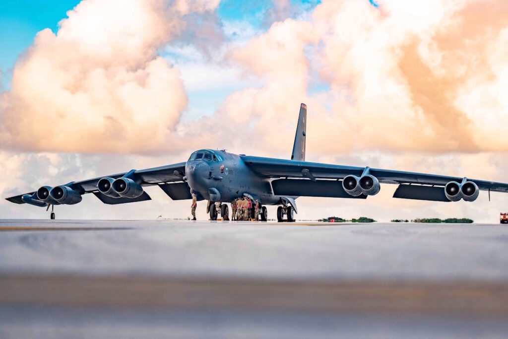 مقایسه بمبافکنهای و: تفاوتهای نسلها در قدرت هوایی 3 مقایسه بمب افکن های B25-H Stratofortress و B-21 Raider