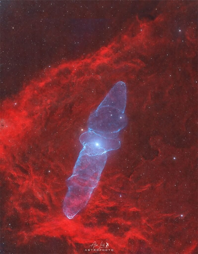 ماهی مرکب کیهانی یک جریان فوق‌العاده از مواد را نشان می‌دهد که توسط سیستم سه گانه‌ای از ستارگان داغ و پرجرم، به نام HR8119، رانده‌ می‌شود.