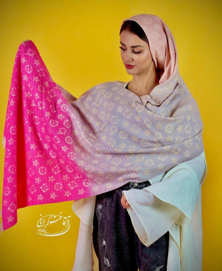 Shawl model (2)