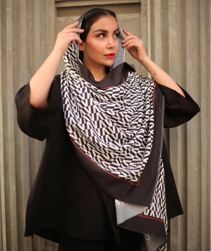 Shawl model (13)