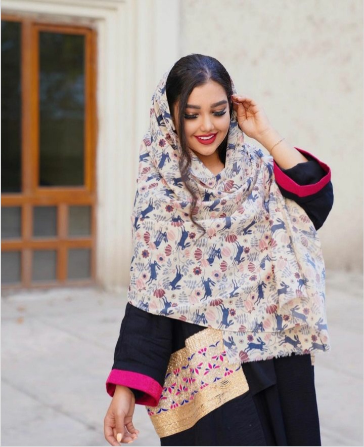 Shawl model (10)