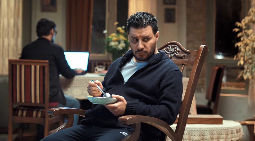 جواد عزتی در فیلم جهان با من برقص