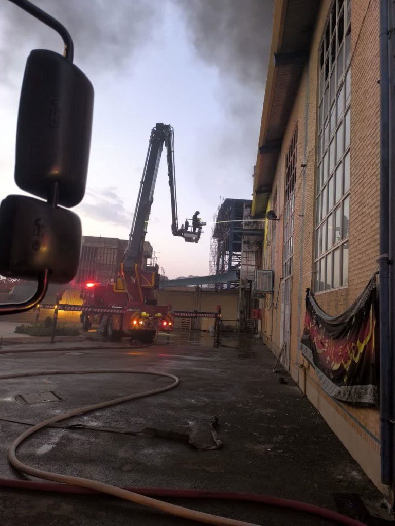 اطفای حریق سوله ۳ هزار متری به همت ۸۵ آتش‌نشان اصفهان+عکس