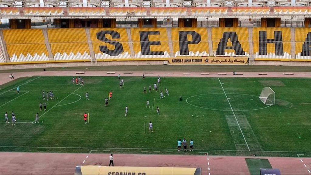سپاهان در تنگنا چمن ورزشگاه نقش جهان