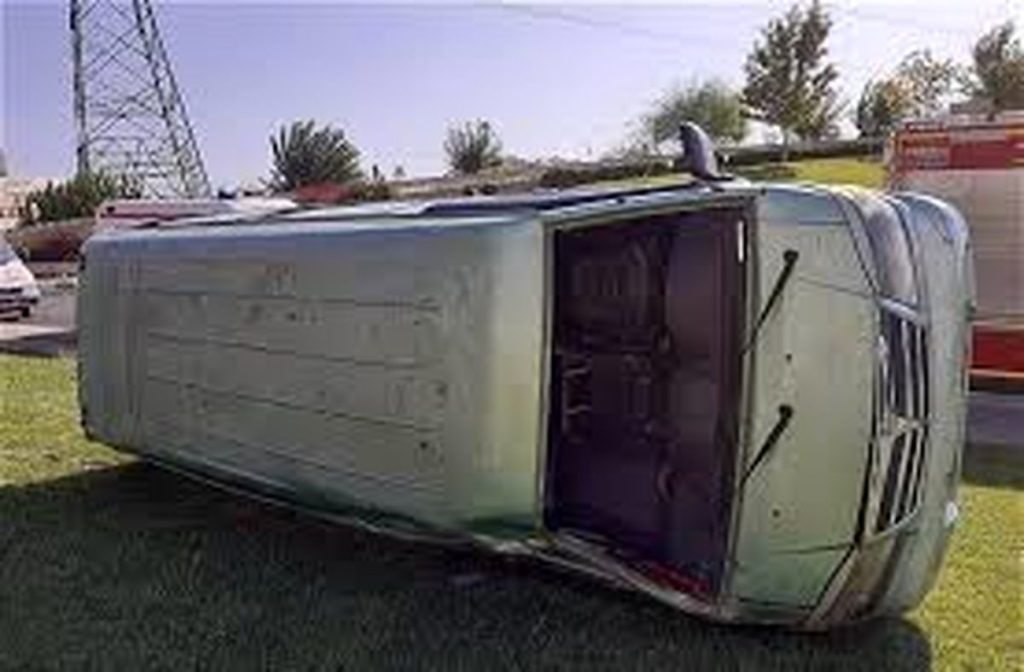 ۸ مصدوم بازمانده از واژگونی خودروی ون