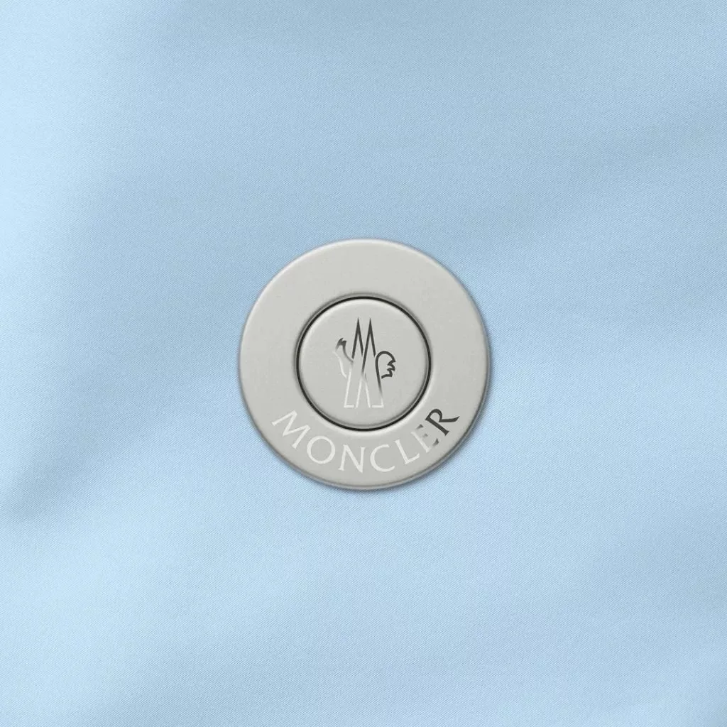 تاثییر تازه جانی آیو با همکاری برند مونکلر: ژاکتی با دکمههای خاص! 6 طراحی دکمه برای ژاکت مونکلر