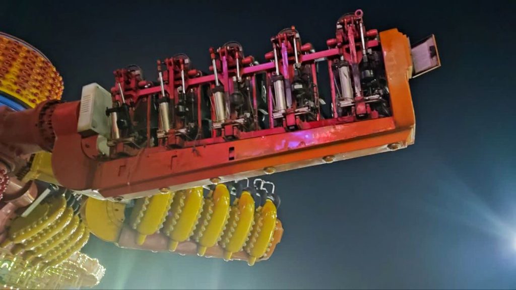 رنجر شهربازی رویاها در ارتفاع ۳متری متوقف شد