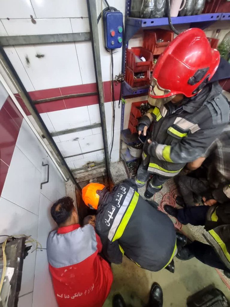 سقوط ۱ نفر در چاله‌ای واقع در خیابان مصلی