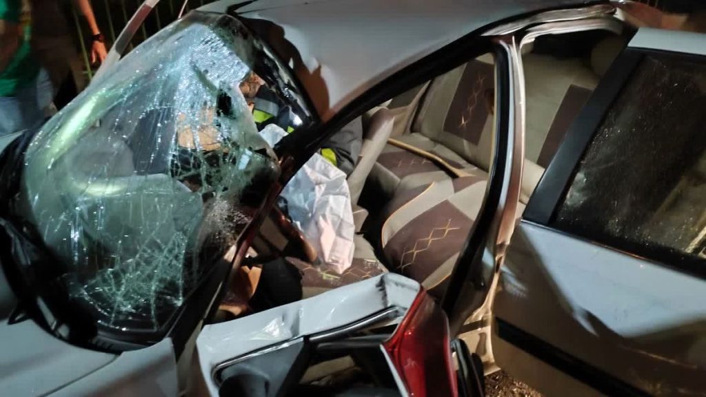 پژو، تیرک علائم راهنمایی بزرگراه ردانی‌پور را از جا کند