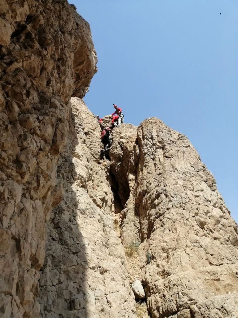 گرفتاری مرد ۵۰ ساله در کوه صفه+عکس