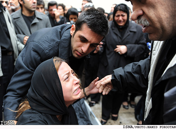 فریبا نادری در مراسم تشییع جنازه همسرش مسعود رسام