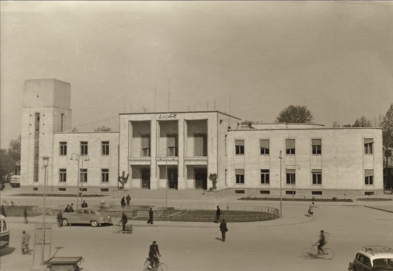 اولین برنامه پنجساله جامع شهرداری اصفهان شامل سدسازی روی زایندهرود و تهیه نقشه کامل شهر 2 ساختمان کاخ شهرداری در میدان دروازه دولت