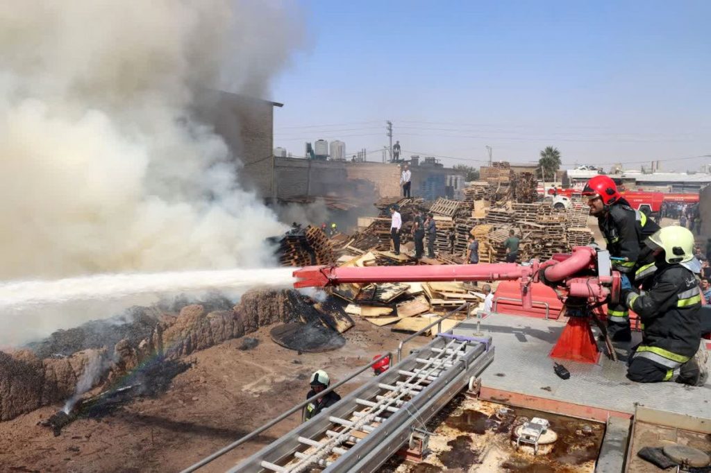 انبار پالت‌های خیابان امام خمینی در شعبه‌های آتش سوخت+عکس