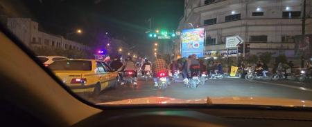 تصویری از جشن خیابانی مردم در خیابان انقلاب تهران +عکس