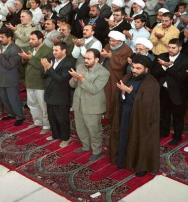 تصویری از شهید سیدحسن نصرالله در نماز جمعه تهران + عکس