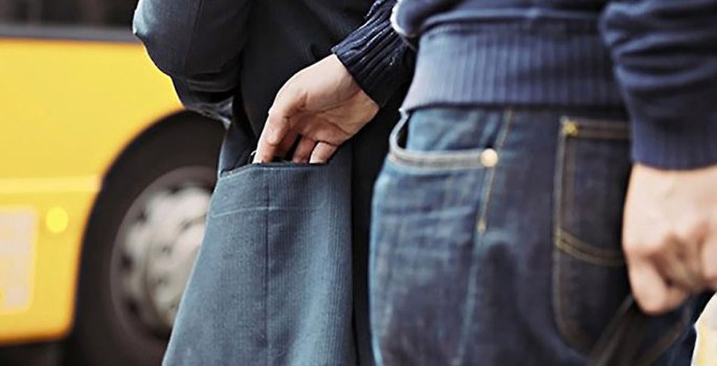 جیب‌بر حرفه‌ای بی آر تی های اصفهان دستگیر شد