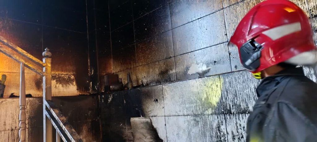 آتش سوزی ضایعات انباشته شده در پاگرد پله منزل مسکونی