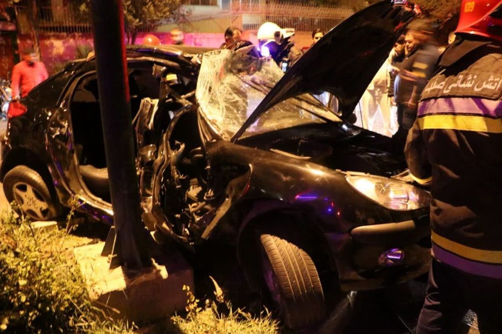 تصادف شدید خودروی ۲۰۶ در خیابان آزادی