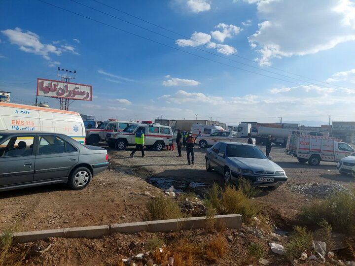 مسمومیت ۶۰ نفر در پی نشتی کپسول‌ گاز کلر در جاده شهرضا