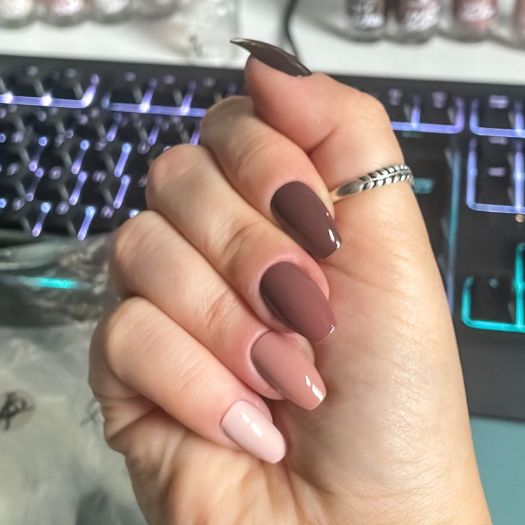 لاک ناخن به رنگ موکا موس (3)