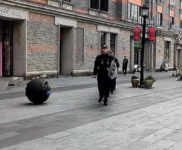 1734064946 931 با ربات های کروی هوشمند پلیس چین آشنا شوید.webp