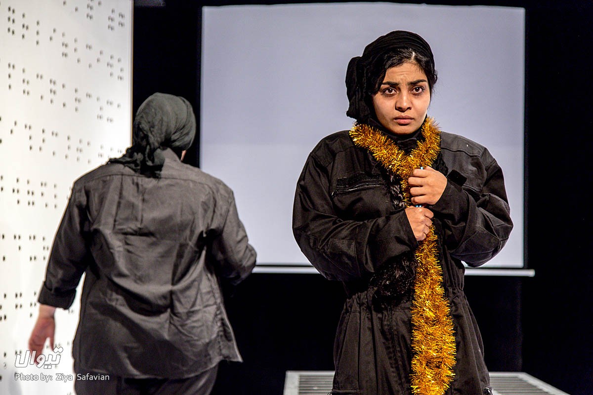 صحرا اسداللهی در نمایش تصویر دختری در آینه