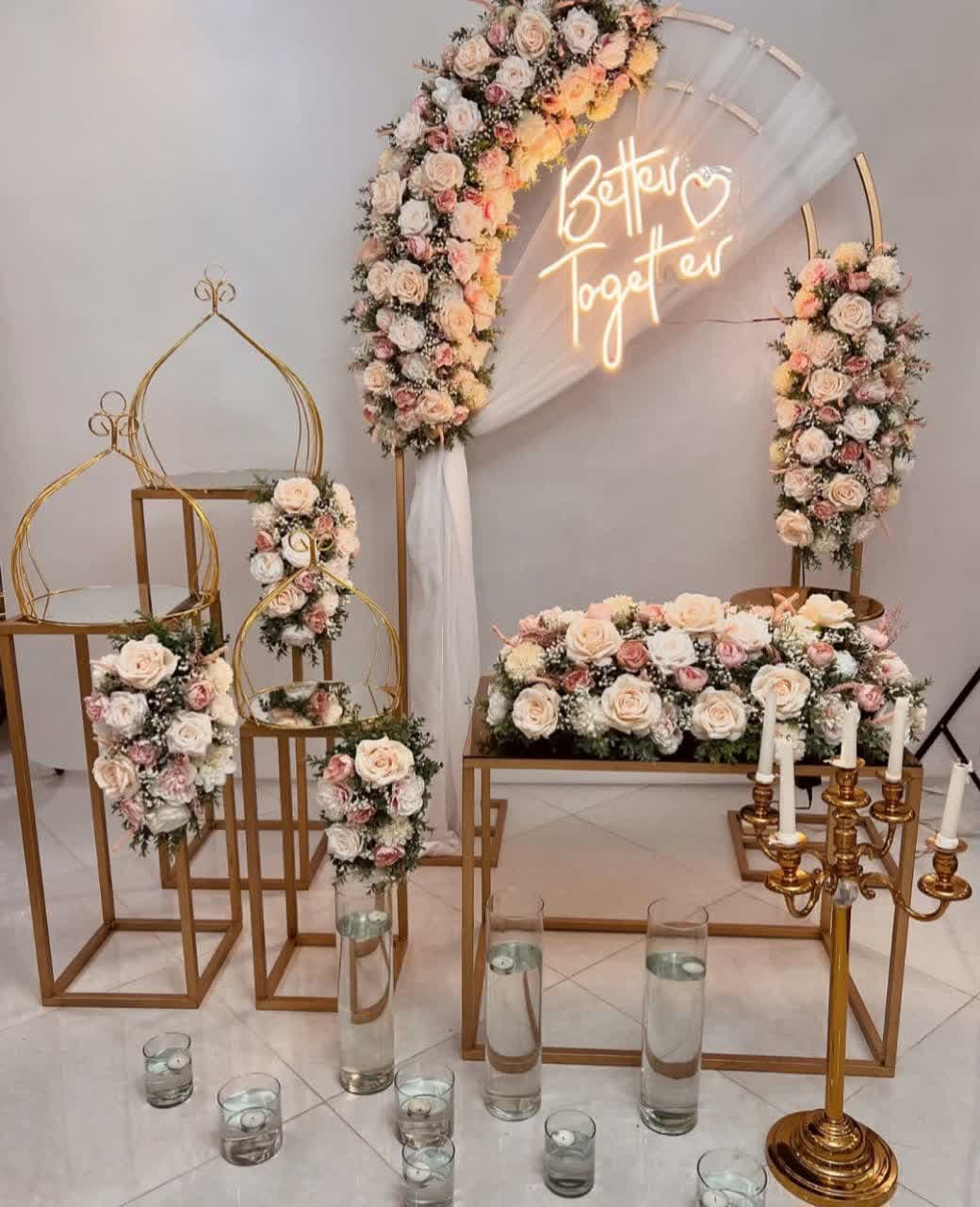 50 مدل گل آرایی بله برون در خانه و تالار با مطرح های تازه و شیک 108 مدل گل آرایی بله برون (3)