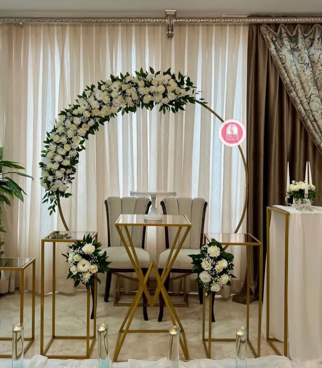 50 مدل گل آرایی بله برون در خانه و تالار با مطرح های تازه و شیک 111 مدل گل آرایی بله برون (6)