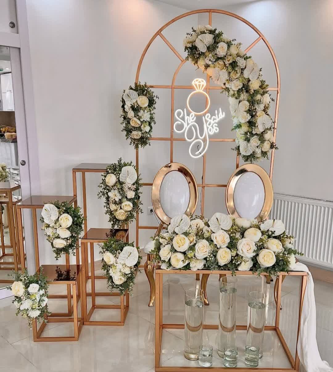 50 مدل گل آرایی بله برون در خانه و تالار با مطرح های تازه و شیک 119 مدل گل آرایی بله برون (14)